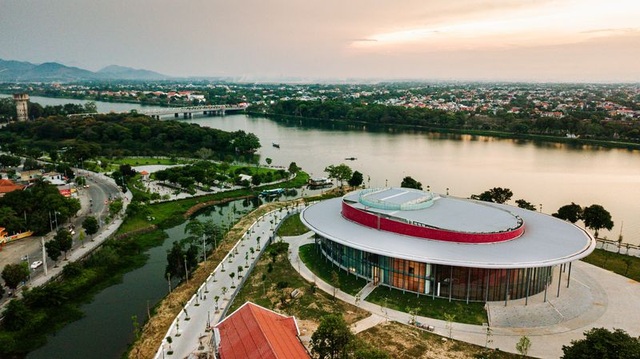 Bộ trưởng Nguyễn Ngọc Thiện đánh trống khai giảng Học viện Âm nhạc Huế - 2 Bộ trưởng Nguyễn Ngọc Thiện đánh trống khai giảng Học viện Âm nhạc Huế - 2