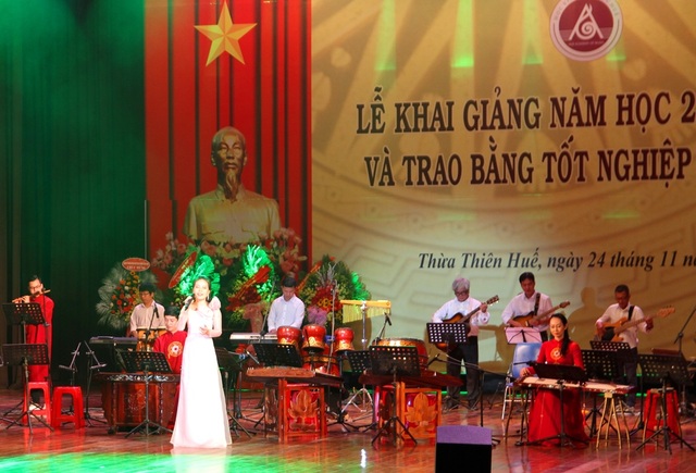 Bộ trưởng Nguyễn Ngọc Thiện đánh trống khai giảng Học viện Âm nhạc Huế - 9 Bộ trưởng Nguyễn Ngọc Thiện đánh trống khai giảng Học viện Âm nhạc Huế - 9