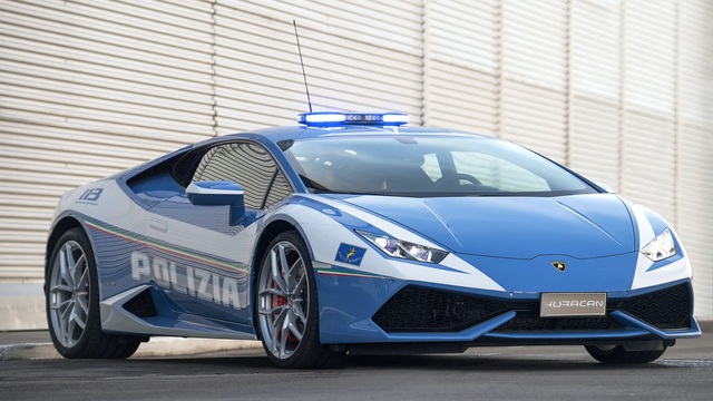 Cảnh sát dùng siêu xe Lamborghini để đưa thận đến cho bệnh nhân cần ghép - 1 Cảnh sát dùng siêu xe Lamborghini để đưa thận đến cho bệnh nhân cần ghép - 1