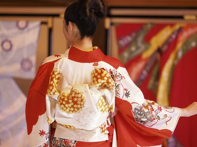Nhuộm kimono bằng kỹ thuật Yuzen: 300 năm tuổi vẫn giữ nguyên hồn cốt - 3 Nhuộm kimono bằng kỹ thuật Yuzen: 300 năm tuổi vẫn giữ nguyên hồn cốt - 3