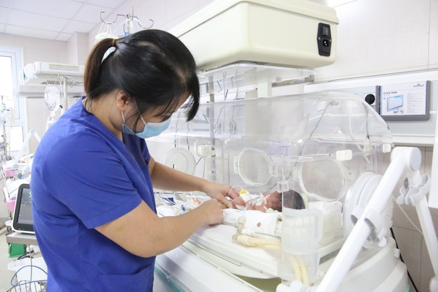 Hơn 10 giờ đồng hồ cứu sống bé sơ sinh ngừng thở trên đường đến viện - 1