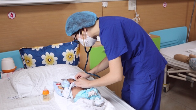 Hơn 10 giờ đồng hồ cứu sống bé sơ sinh ngừng thở trên đường đến viện - 2 Hơn 10 giờ đồng hồ cứu sống bé sơ sinh ngừng thở trên đường đến viện - 2