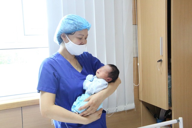 Hơn 10 giờ đồng hồ cứu sống bé sơ sinh ngừng thở trên đường đến viện - 3 Hơn 10 giờ đồng hồ cứu sống bé sơ sinh ngừng thở trên đường đến viện - 3