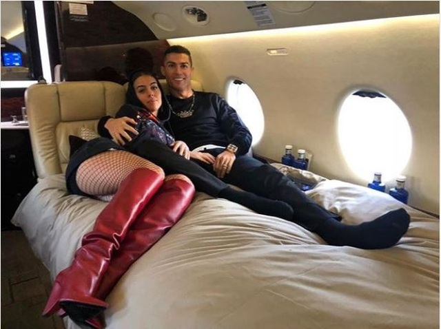 Bạn gái C.Ronaldo trao quà Giáng sinh sớm cho trẻ nhỏ - 2