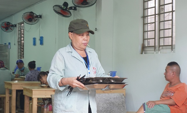 Suất cơm 2 nghìn ấm lòng người nghèo khó - 6 Suất cơm 2 nghìn ấm lòng người nghèo khó - 6