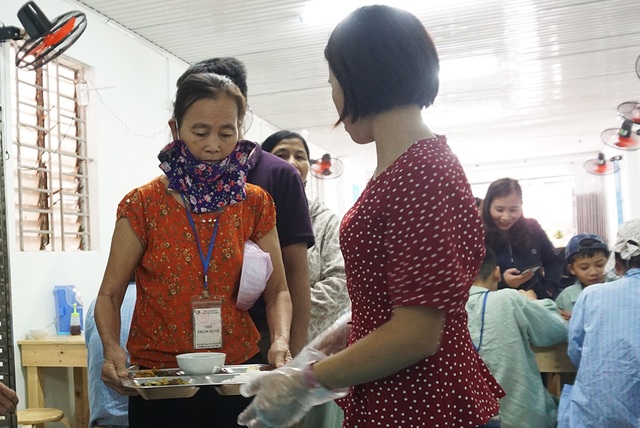 Suất cơm 2 nghìn ấm lòng người nghèo khó - 7 Suất cơm 2 nghìn ấm lòng người nghèo khó - 7