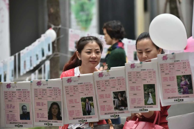 Khu chợ ... mai mối hôn nhân: Nơi người già đổ xô đi tìm vợ, chồng cho con - 1 Khu chợ ... mai mối hôn nhân: Nơi người già đổ xô đi tìm vợ, chồng cho con - 1