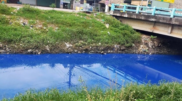 Hoang mang vì nước kênh đổi màu xanh kỳ lạ - 1 Hoang mang vì nước kênh đổi màu xanh kỳ lạ - 1