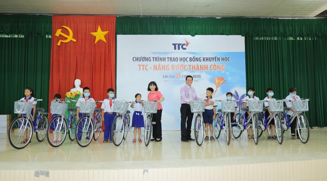 35 năm đồng hành trao học bổng nâng bước thành công - 2 35 năm đồng hành trao học bổng nâng bước thành công - 2