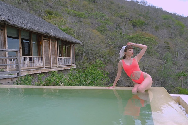 Tóc Tiên diện bikini khoe ngực đầy và vòng eo con kiến - 4 Tóc Tiên diện bikini khoe ngực đầy và vòng eo con kiến - 4