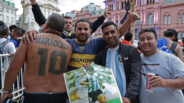 Người dân Argentina buồn vô hạn trong lễ viếng Maradona - 7 Người dân Argentina buồn vô hạn trong lễ viếng Maradona - 7