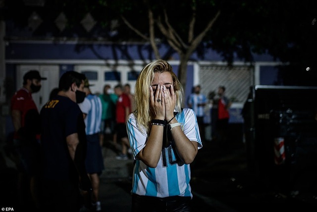 Người dân Argentina buồn vô hạn trong lễ viếng Maradona - 8 Người dân Argentina buồn vô hạn trong lễ viếng Maradona - 8