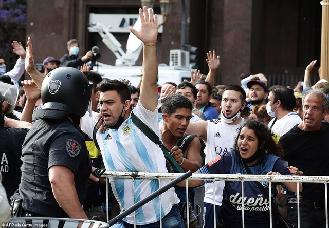 Người dân Argentina buồn vô hạn trong lễ viếng Maradona - 5 Người dân Argentina buồn vô hạn trong lễ viếng Maradona - 5