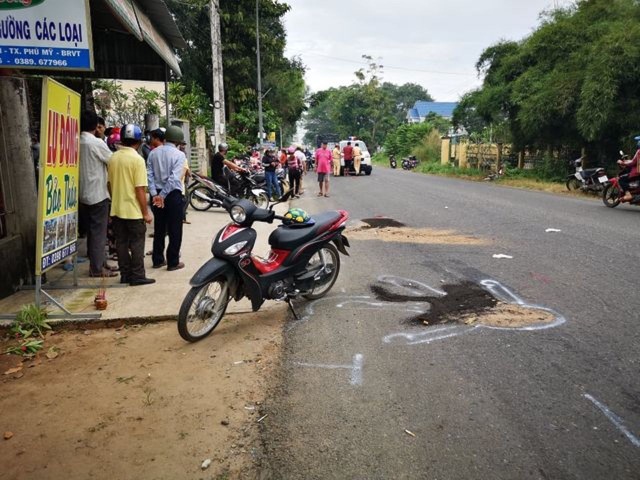 2 nữ sinh bị xe tải cán chết trên đường đến trường - 1 2 nữ sinh bị xe tải cán chết trên đường đến trường - 1