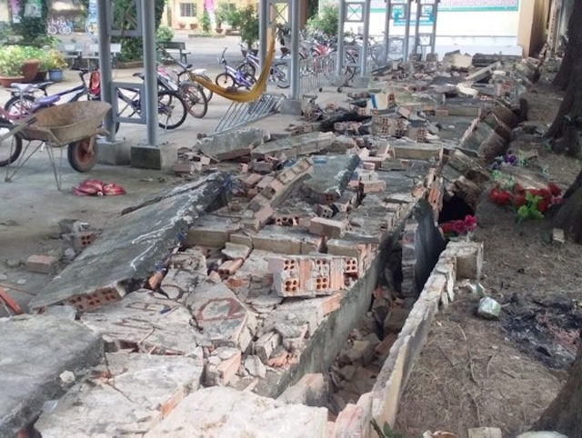 Primary school wall collapsed, crushing 20 school bicycles - 2