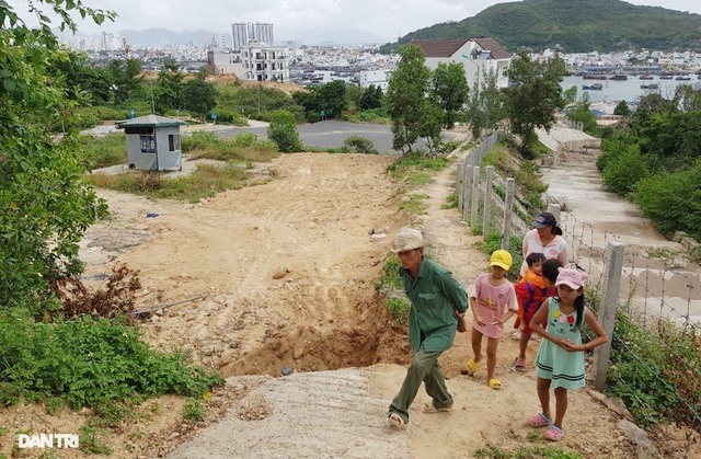 Dân nghèo bức xúc khi bất ngờ bị khóa đường đi - 3 Dân nghèo bức xúc khi bất ngờ bị khóa đường đi - 3