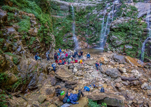 Beautiful scene holding people's feet on Nhì Co San climbing bow and ancient stone road Pavie - 4