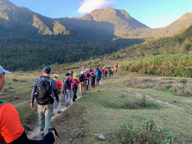 Beautiful scenery holding people's feet on Nhì Co San climbing bow and ancient stone road Pavie - 11