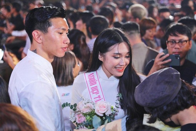 Lộ ảnh bạn gái tin đồn của Đoàn Văn Hậu đi thử váy cưới - 1 Lộ ảnh bạn gái tin đồn của Đoàn Văn Hậu đi thử váy cưới - 1