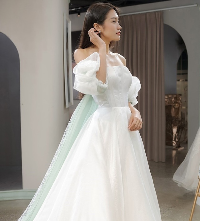 Lộ ảnh bạn gái tin đồn của Đoàn Văn Hậu đi thử váy cưới - 4 Lộ ảnh bạn gái tin đồn của Đoàn Văn Hậu đi thử váy cưới - 4