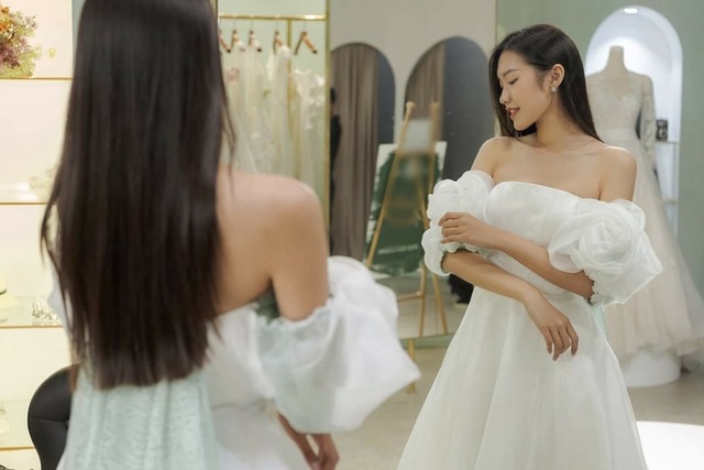 Lộ ảnh bạn gái tin đồn của Đoàn Văn Hậu đi thử váy cưới - 3 Lộ ảnh bạn gái tin đồn của Đoàn Văn Hậu đi thử váy cưới - 3