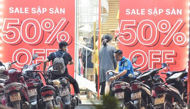 Hà Nội: Các cửa hàng đồng loạt treo biển giảm giá trước ngày Black Friday - 11 Hà Nội: Các cửa hàng đồng loạt treo biển giảm giá trước ngày Black Friday - 11
