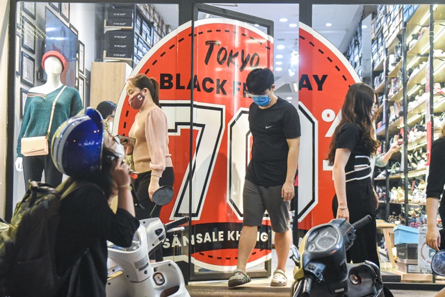 Hà Nội: Các cửa hàng đồng loạt treo biển giảm giá trước ngày Black Friday - 12 Hà Nội: Các cửa hàng đồng loạt treo biển giảm giá trước ngày Black Friday - 12