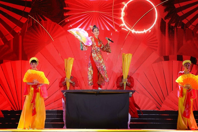 Sau tuyên bố giải nghệ, Tuấn Hưng lần đầu diễn tại Bán kết Hoa khôi Du lịch - 8 Sau tuyên bố giải nghệ, Tuấn Hưng lần đầu diễn tại Bán kết Hoa khôi Du lịch - 8