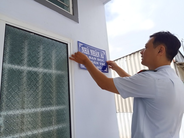 Bàn giao Ngôi nhà Nhân ái do bạn đọc Dân trí giúp đỡ 2 bà cháu - 4 Bàn giao Ngôi nhà Nhân ái do bạn đọc Dân trí giúp đỡ 2 bà cháu - 4