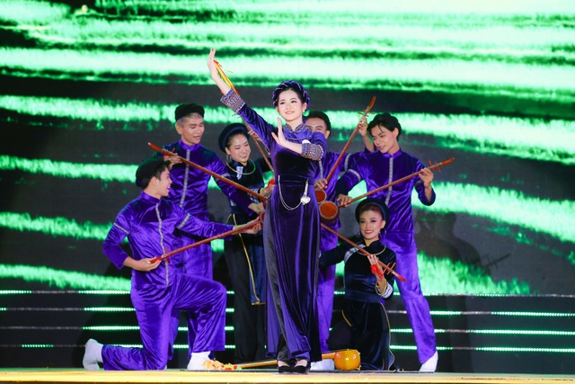 Sau tuyên bố giải nghệ, Tuấn Hưng lần đầu diễn tại Bán kết Hoa khôi Du lịch - 9 Sau tuyên bố giải nghệ, Tuấn Hưng lần đầu diễn tại Bán kết Hoa khôi Du lịch - 9