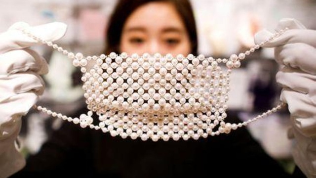 Nhật Bản ra mắt loạt khẩu trang đính kim cương, ngọc trai giá chục nghìn đô - 2 Nhật Bản ra mắt loạt khẩu trang đính kim cương, ngọc trai giá chục nghìn đô - 2