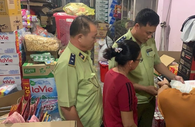 Quản Lý thị trường Long An phạt cửa hàng dù chỉ bán... 6 bao thuốc lá lậu - 1 Quản Lý thị trường Long An phạt cửa hàng dù chỉ bán... 6 bao thuốc lá lậu - 1