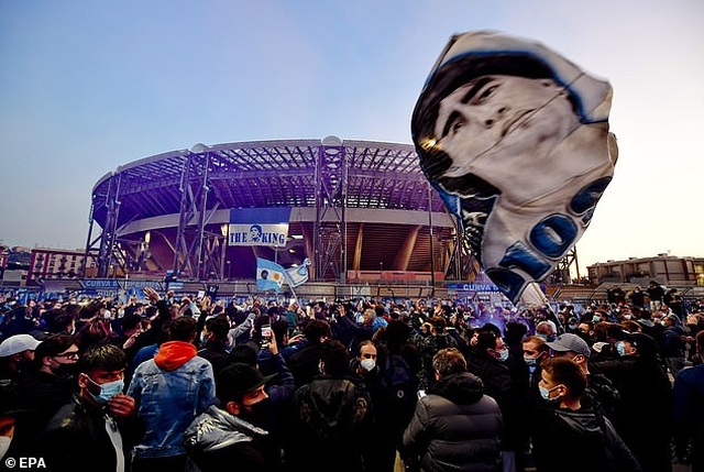 Cả đội Napoli mặc áo số 10 để tưởng nhớ huyền thoại Maradona - 8 Cả đội Napoli mặc áo số 10 để tưởng nhớ huyền thoại Maradona - 8