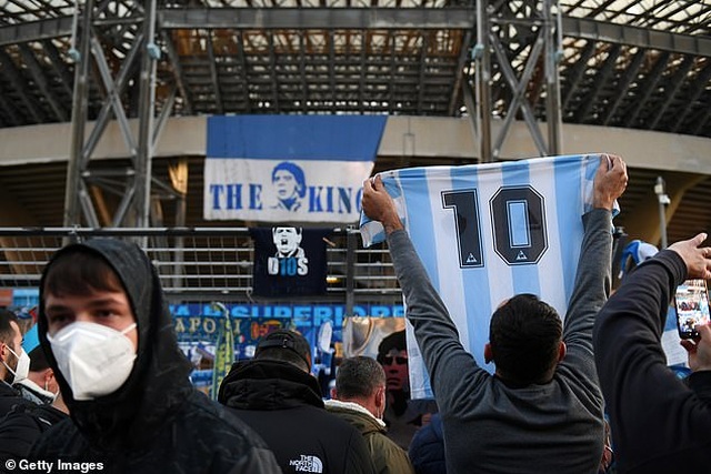 Cả đội Napoli mặc áo số 10 để tưởng nhớ huyền thoại Maradona - 9 Cả đội Napoli mặc áo số 10 để tưởng nhớ huyền thoại Maradona - 9