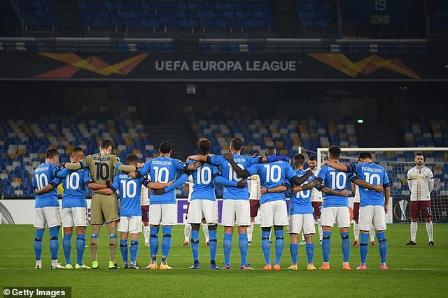 Cả đội Napoli mặc áo số 10 để tưởng nhớ huyền thoại Maradona - 4 Cả đội Napoli mặc áo số 10 để tưởng nhớ huyền thoại Maradona - 4