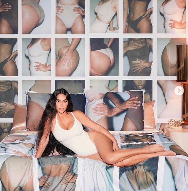 Kourtney Kardashian: Gái ba con vẫn bốc lửa