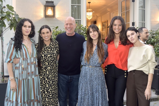 Hình ảnh hạnh phúc của ngôi sao U70 Bruce Willis bên vợ trẻ và hai con nhỏ - 8 Hình ảnh hạnh phúc của ngôi sao U70 Bruce Willis bên vợ trẻ và hai con nhỏ - 8
