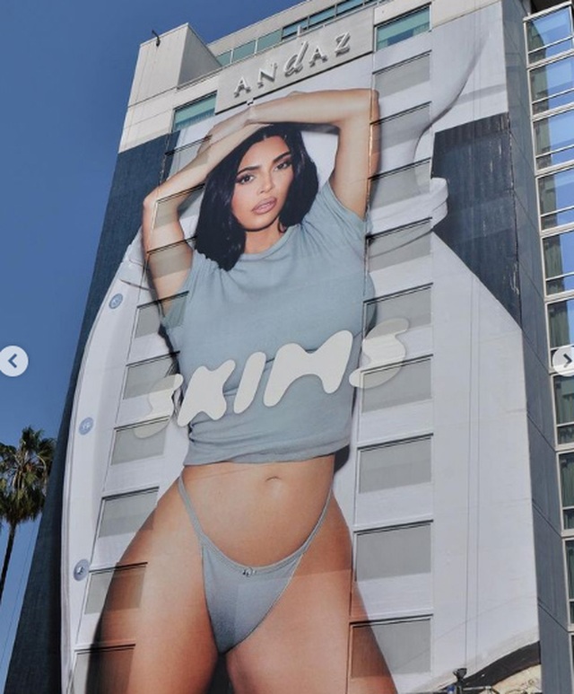 Kourtney Kardashian: Gái ba con vẫn bốc lửa