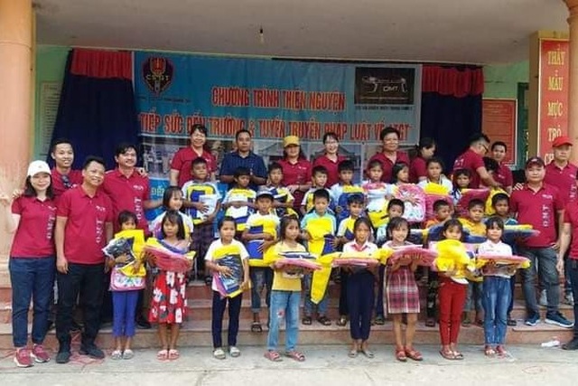 Cô Hiệu trưởng vận động nhà hảo tâm tặng xe đạp cho học trò nghèo vùng cao - 1 Cô Hiệu trưởng vận động nhà hảo tâm tặng xe đạp cho học trò nghèo vùng cao - 1