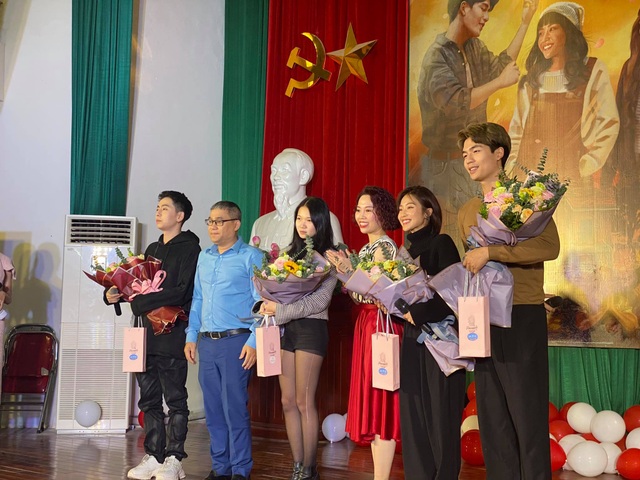 Quốc Anh, Khả Ngân được fans săn đón ghép đôi - 4 Quốc Anh, Khả Ngân được fans săn đón ghép đôi - 4