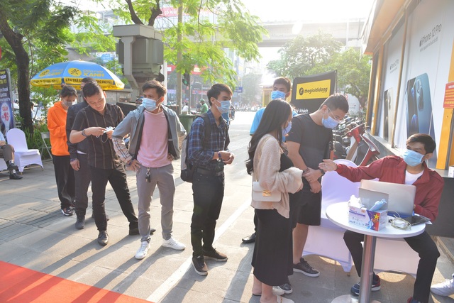 Đông nghịt khách từ online đến offline, Thế Giới Di Động là điểm nóng ngày mở bán Iphone12 tại Việt Nam - 2