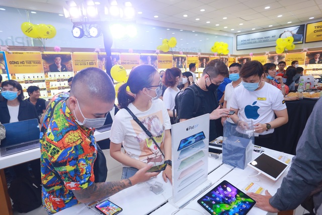 Đông nghịt khách từ online đến offline, Thế Giới Di Động là điểm nóng ngày mở bán Iphone12 tại Việt Nam - 5