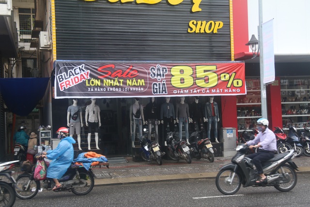 Đà Nẵng: Shop bung giá sập sàn, khách giảm nhiệt thờ ơ với Black Friday - 2 Đà Nẵng: Shop bung giá sập sàn, khách giảm nhiệt thờ ơ với Black Friday - 2