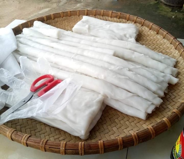 Độc lạ đặc sản bánh gật gù, thực khách ăn theo cân ở Quảng Ninh - 1