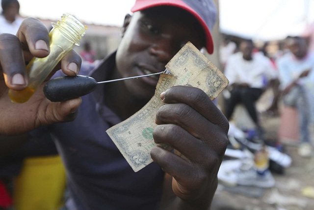 Nghề vá tiền rách làm ăn phát đạt ở Zimbabwe - 2 Nghề vá tiền rách làm ăn phát đạt ở Zimbabwe - 2
