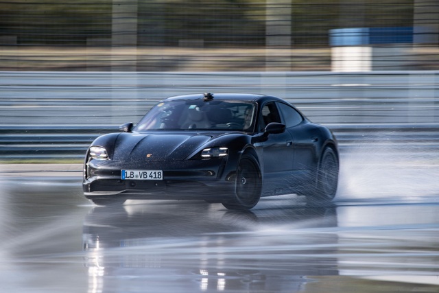 Porsche Taycan lập kỷ lục cú drift bằng xe điện dài nhất thế giới - 1