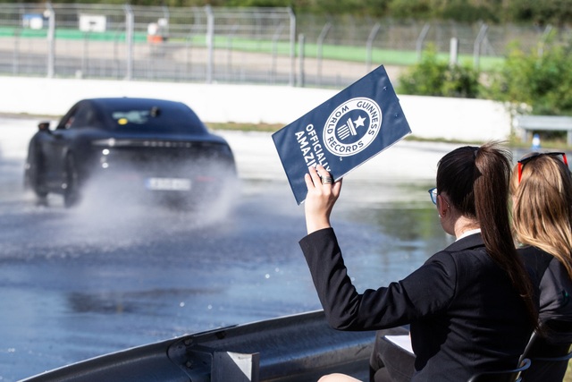 Porsche Taycan lập kỷ lục cú drift bằng xe điện dài nhất thế giới - 3