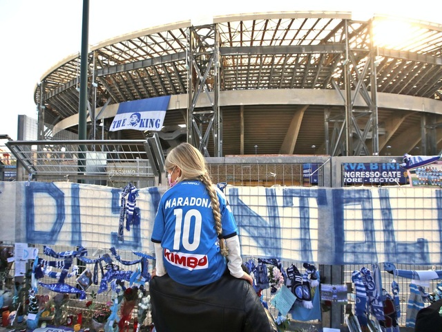Cả đội Napoli mặc áo số 10 để tưởng nhớ huyền thoại Maradona - 7 Cả đội Napoli mặc áo số 10 để tưởng nhớ huyền thoại Maradona - 7