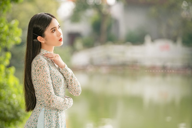 Thiếu nữ miền Tây diện áo dài thướt tha dạo bước giữa lòng Hà Nội - 2 Thiếu nữ miền Tây diện áo dài thướt tha dạo bước giữa lòng Hà Nội - 2