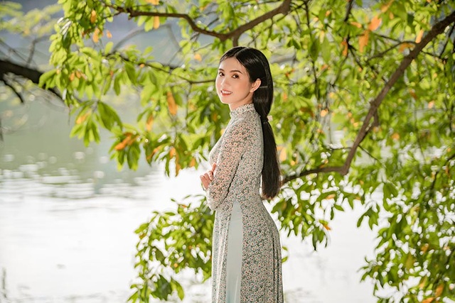 Thiếu nữ miền Tây diện áo dài thướt tha dạo bước giữa lòng Hà Nội - 4 Thiếu nữ miền Tây diện áo dài thướt tha dạo bước giữa lòng Hà Nội - 4